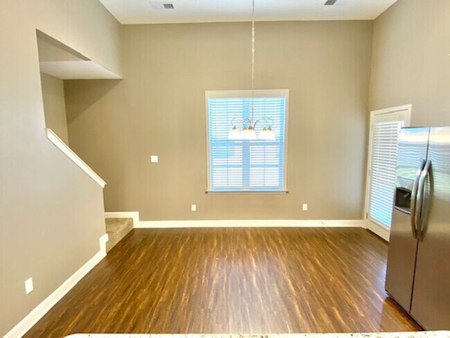Building Photo - 100 Fairway Hills Dr