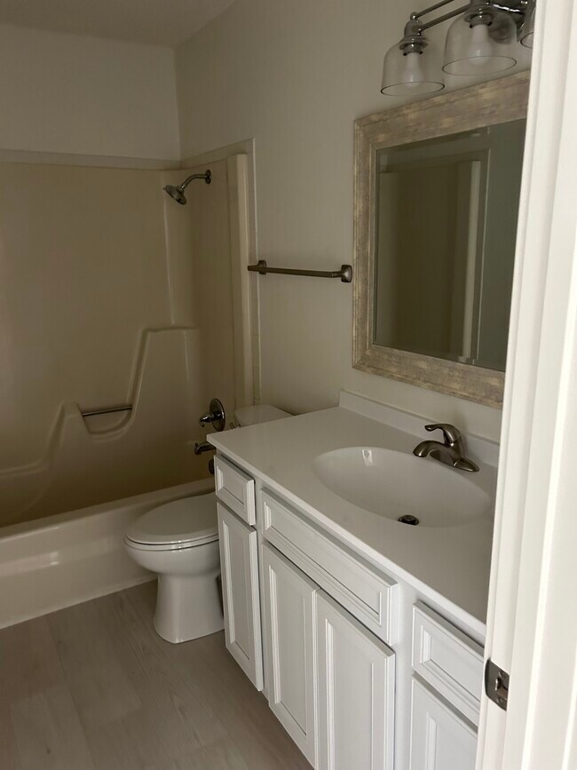 Foto del edificio - 4645 E Oakwood Dr