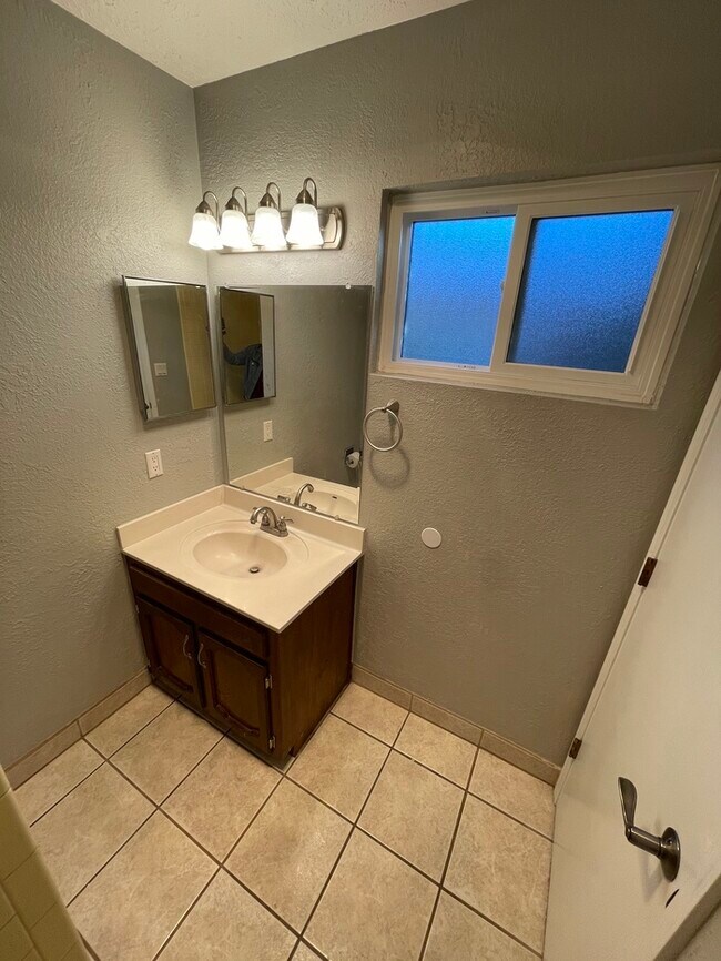 Building Photo - 3704 Glorieta St NE