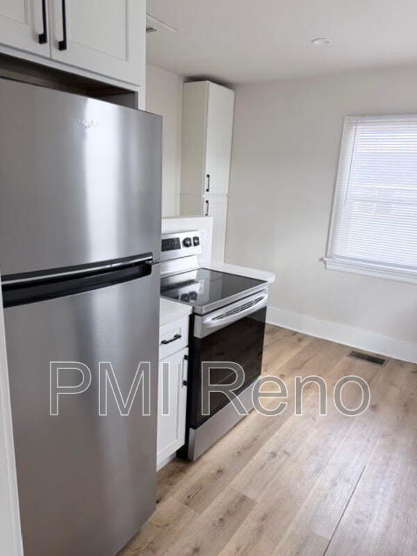 Foto del edificio - 613 E 2nd St