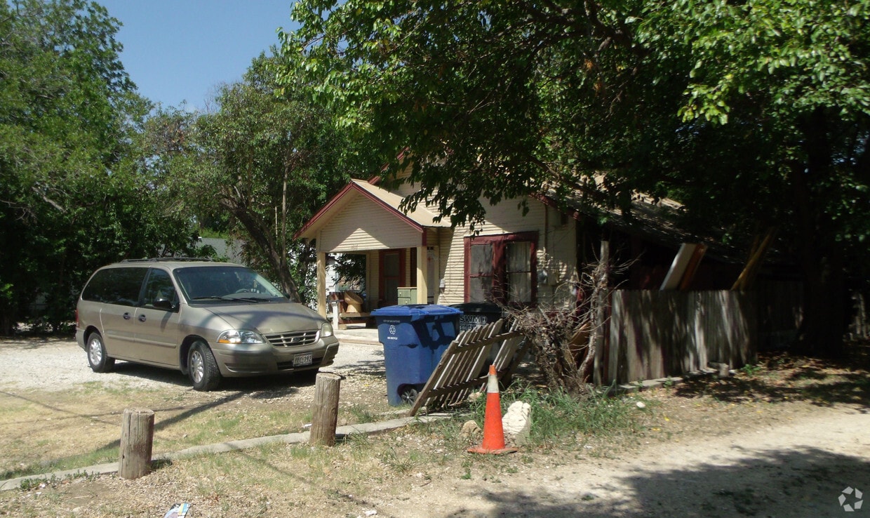 Building Photo - 1607 Quintana Rd