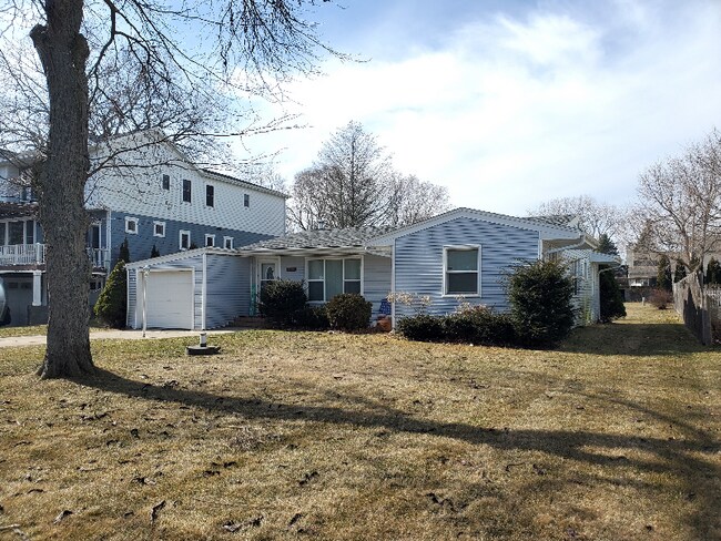 Building Photo - 9848 Lakeshore Dr