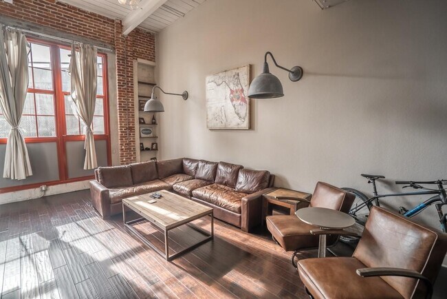 Foto del edificio - Beautiful 2 bedroom/2 bathroom loft with e...