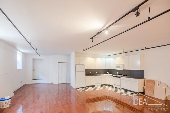 Foto del edificio - 98 W 9th St