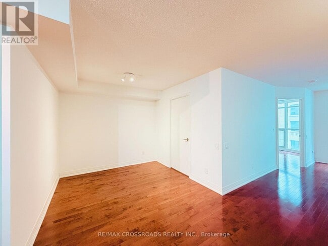 Building Photo - 21 Carlton St.