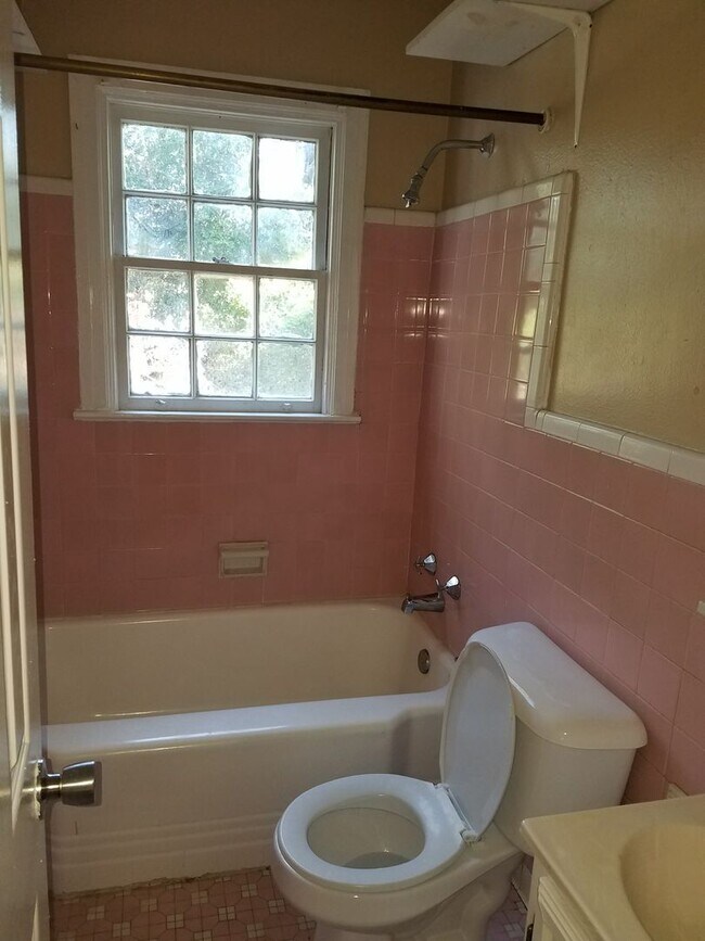 Building Photo - 3 bed 1 bath for rent