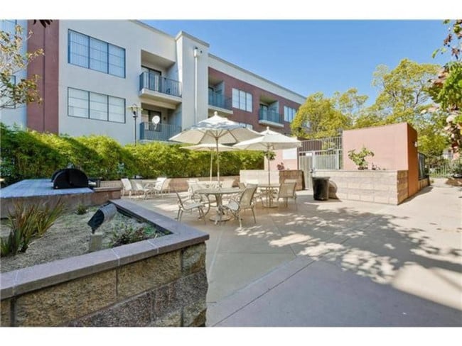 Building Photo - 1060 S 3rd St