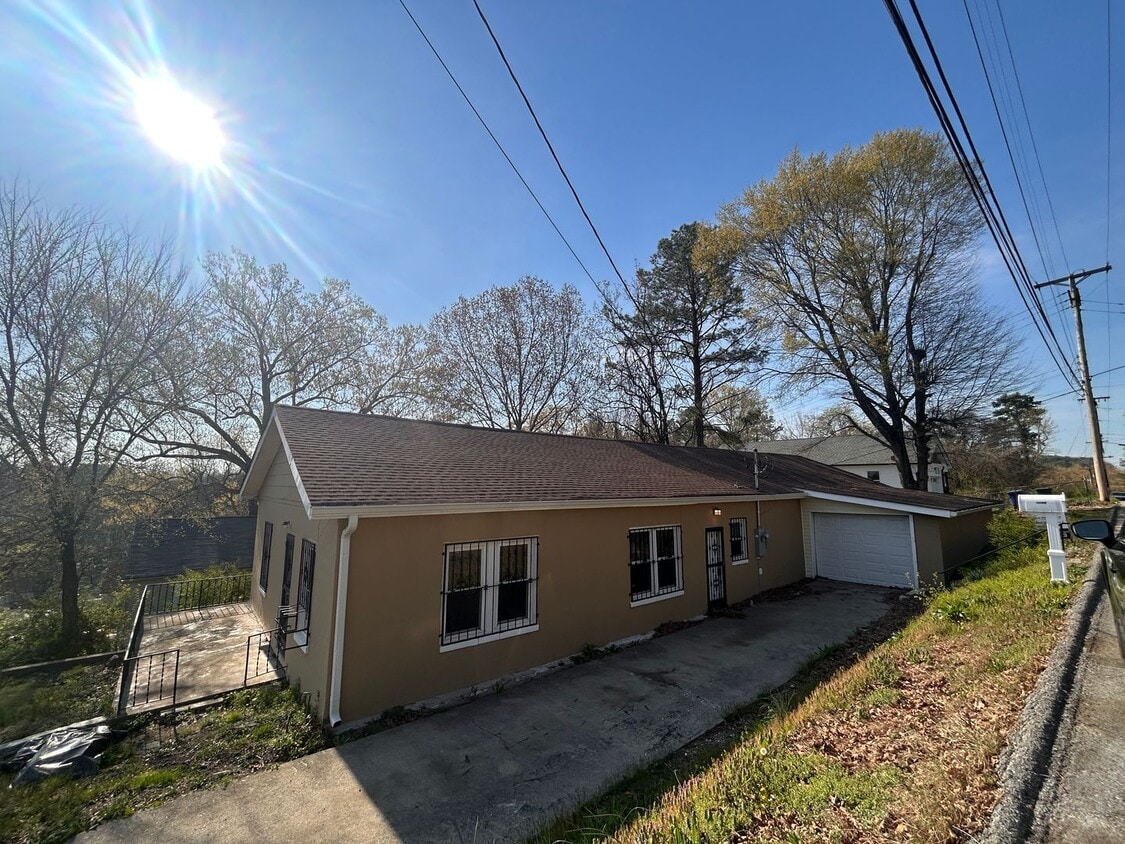 Primary Photo - 5 bedroom in missionary ridge! Section 8 a...