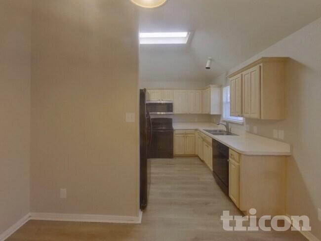 Building Photo - 7501 Ashcroft Cir