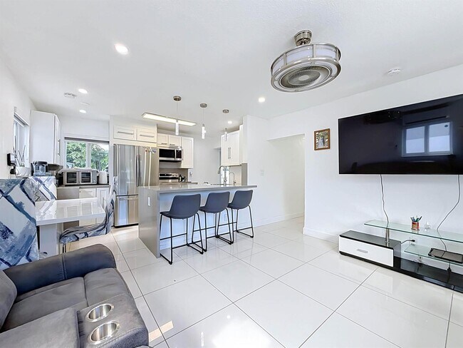 Foto del edificio - 6135 NW 24th Ct