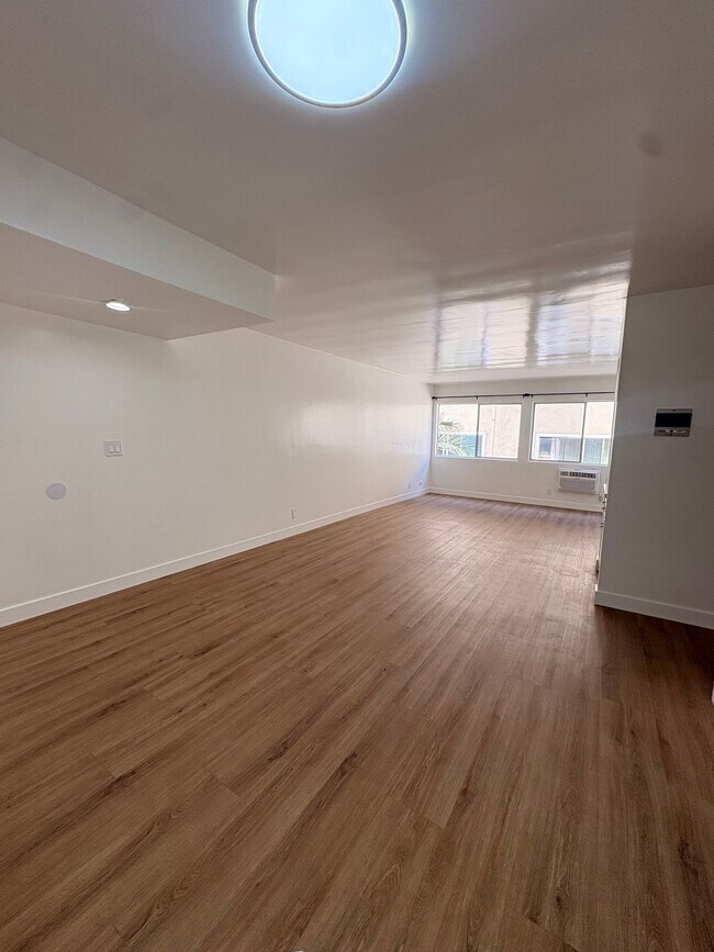 Building Photo - 1825 N Gramercy Pl