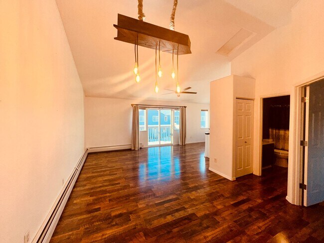 Building Photo - ROOM FOR RENT-ALL UTILITIES PAID BY OWNER!...