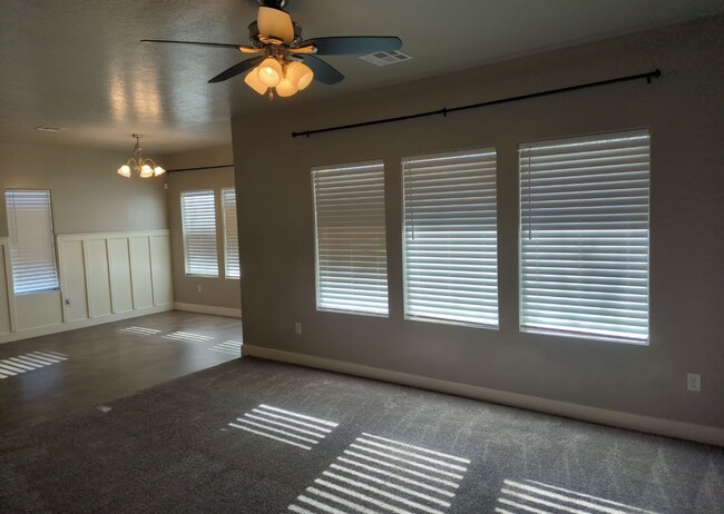 Foto del edificio - Versatile 5-Bedroom Home Built for Comfort & Entertaining