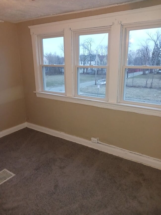 Building Photo - SECTION 8 WELCOME – Spacious 2-Bedroom wit...