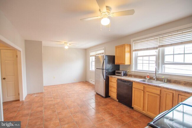 Building Photo - 2553 E Somerset St