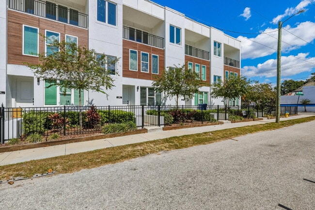 Foto del edificio - 3 Bedroom, 3.5 Bath Townhouse Minutes From...