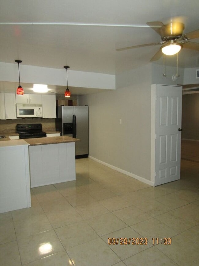 Building Photo - 2 bed 1 bath Unit in Hacienda Royale Commu...