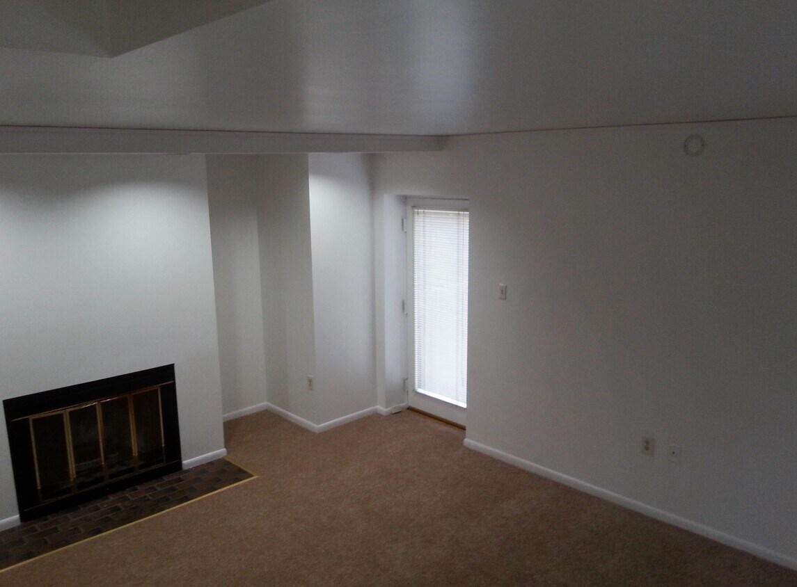 Living room - 507 N Neville St