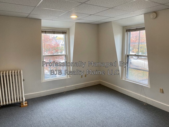 Building Photo - 596 Preble St