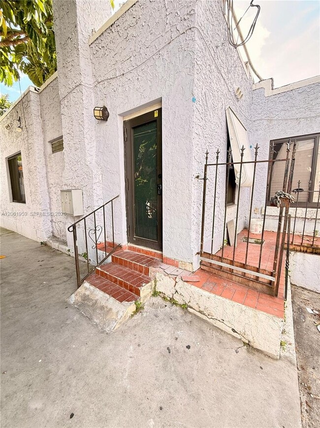 Building Photo - 125 SW 19th Ave