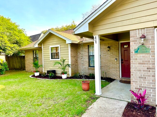 Building Photo - 1174 Bay Ct
