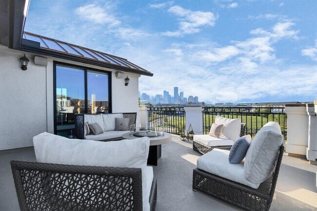 Foto del edificio - 631 N Live Oak St