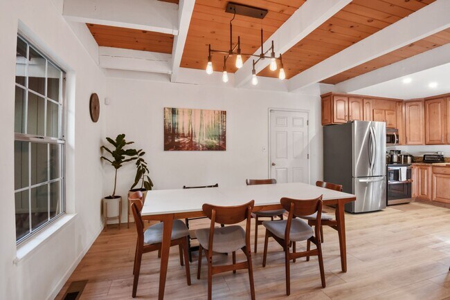 Foto del edificio - Ideal Family Home in Mill Creek – Walk to the Lake!