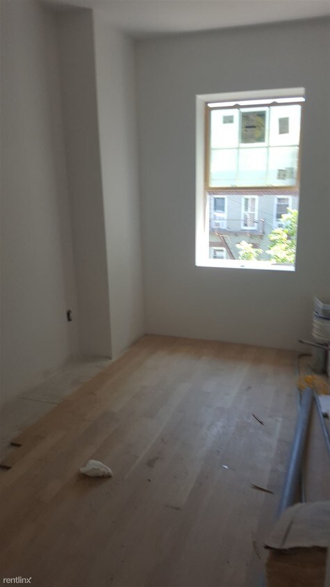 Building Photo - 2817 Steinway St