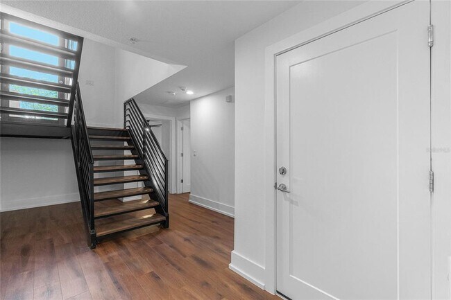 Foto del edificio - 1818 Mondrian Cir