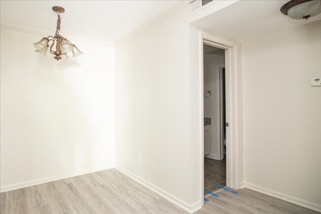 Foto del edificio - Newly Updated 1/1 Condo 1 Mile From Downto...