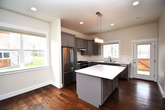 Foto del edificio - Pet Friendly! Beautiful 3 bedroom 2.5 bath condo with trail access.