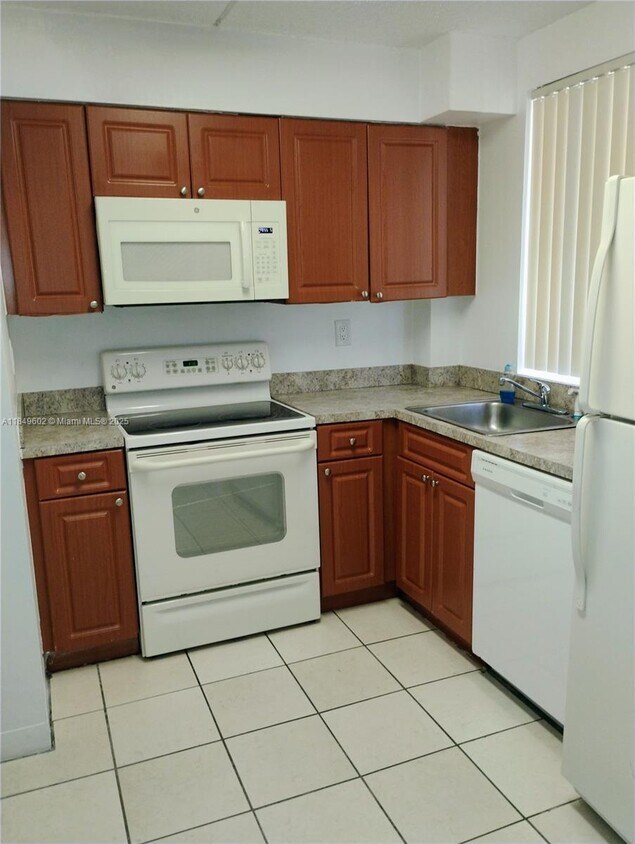 Foto principal - 6045 NW 186th St