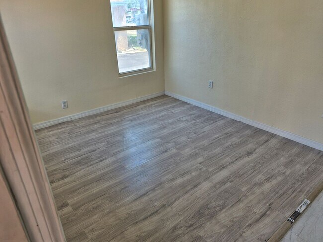 Building Photo - Updated 1 Bedroom Residence Near Downtown St. Pete