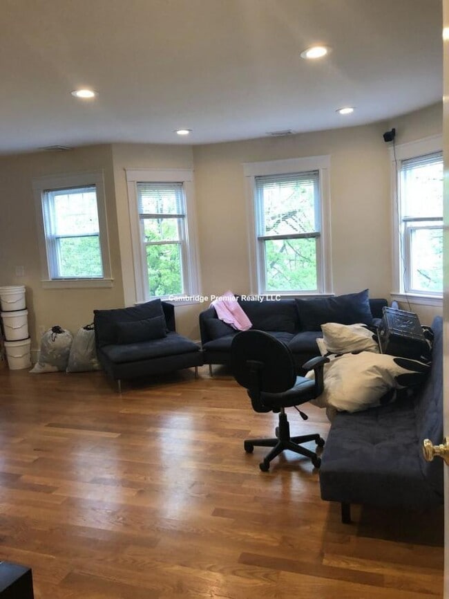 Building Photo - 4 bedroom in Somerville MA 02145