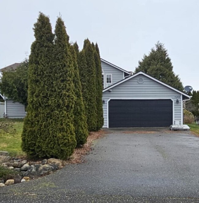 Building Photo - Spacious 4 bedroom home with large