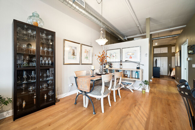 Foto del edificio - 1301 W Madison St