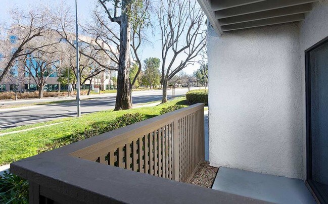 eaves Warner Center Apartments Woodland Hills, CA