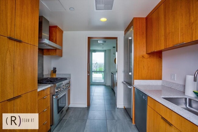 Building Photo - Oceanview Luxurious Chic Condo for High Quality Lifestyle