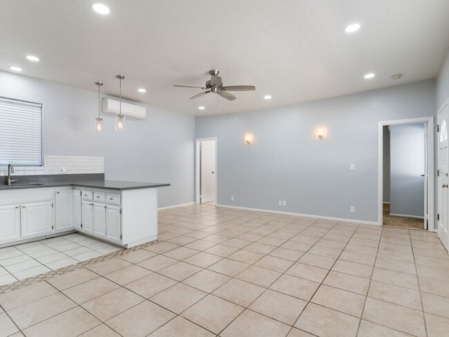 Building Photo - 1116 E 1st St