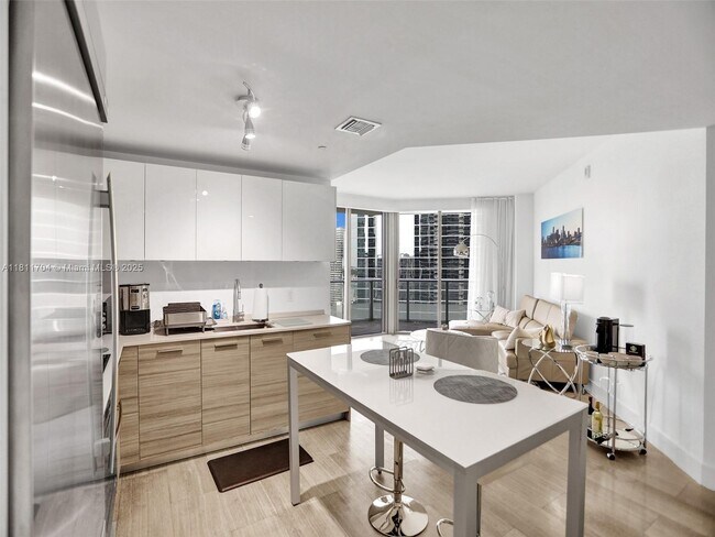 Foto del edificio - 1300 Brickell Bay Dr