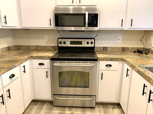 Building Photo - Beautiful corner unit. 3 bedrooms, 2.5 bat...