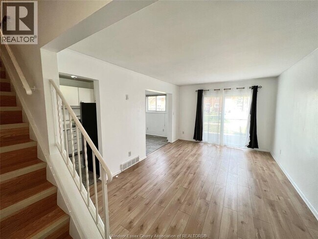 Photo du bâtiment - 1800 Columbia Ct