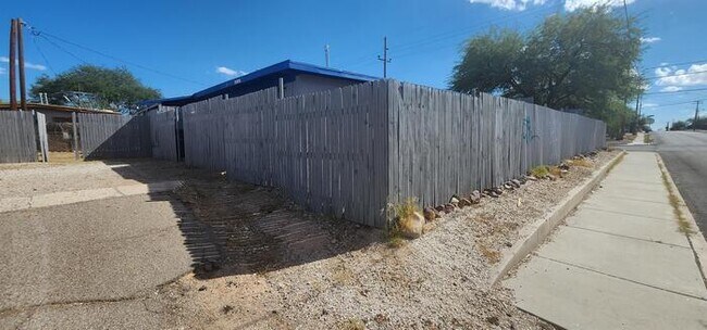Foto del edificio - 256 W Kelso St