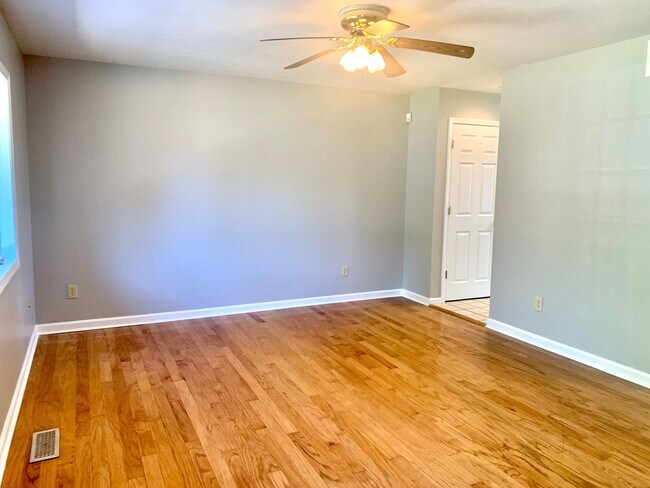 Foto del edificio - NEWLY Renovated 3 BED/2 BA Home!