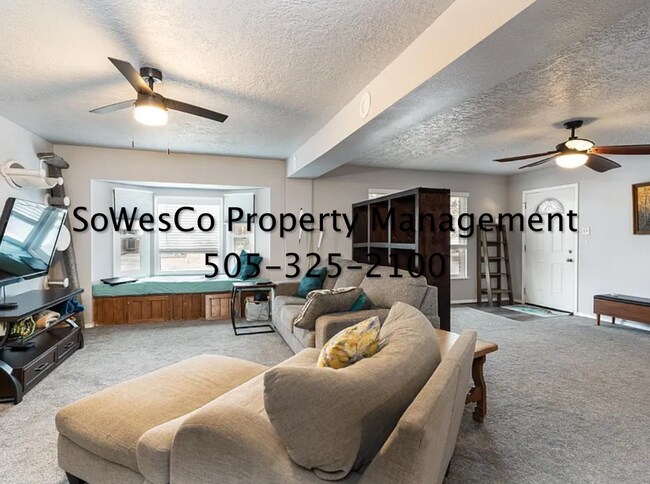 Foto del edificio - Large 3 Bedroom Home on Corner Lot