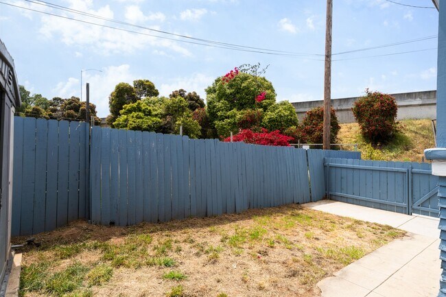 Foto del edificio - 531-535 W Juniper Street