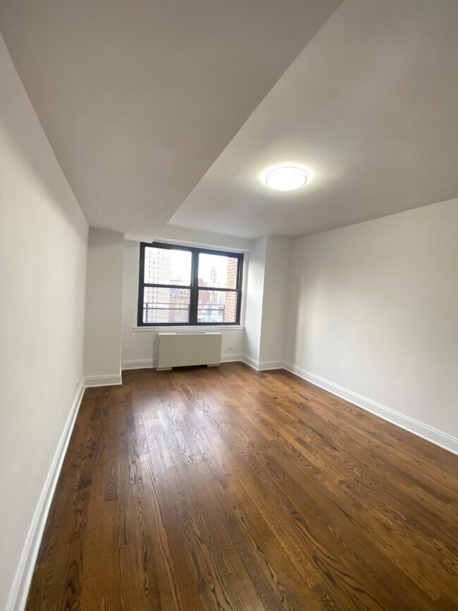 Foto del edificio - 240 E 82nd St
