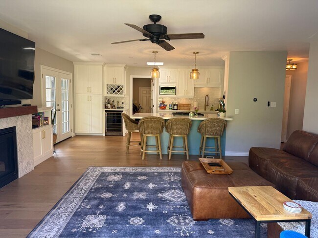 Foto del edificio - Beautiful, Remodeled 4 Bed, 2.5 Bath in th...