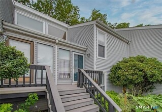 Building Photo - 10 Glenview Dr