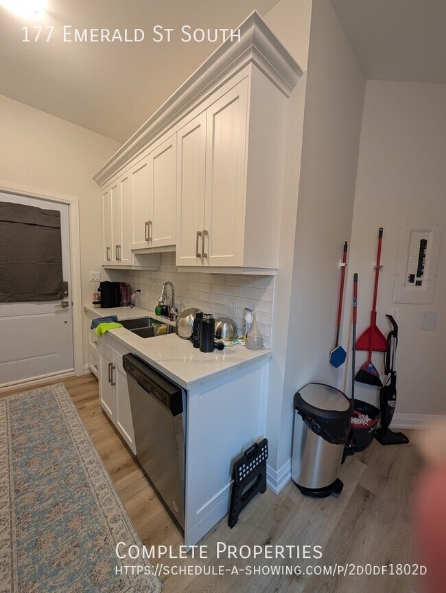 Photo du bâtiment - Modern and beautifully finished 1-bedroom,...